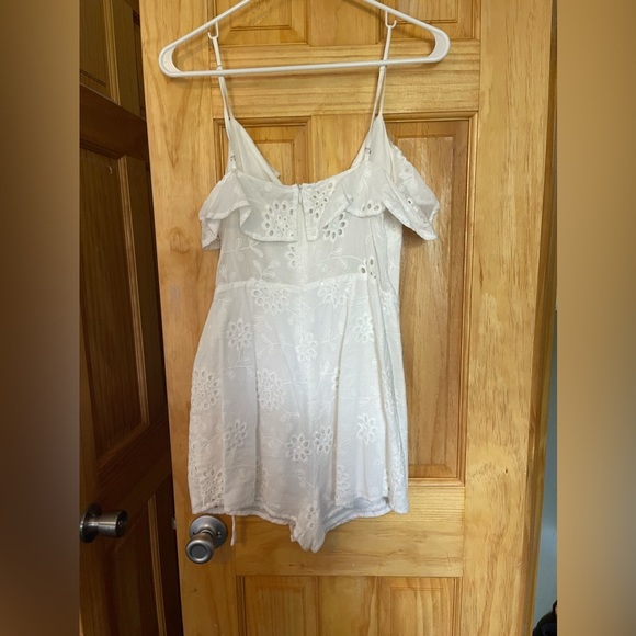 White sleeveless v neck eyelet floral romper with waist tie - Picture 2 of 3